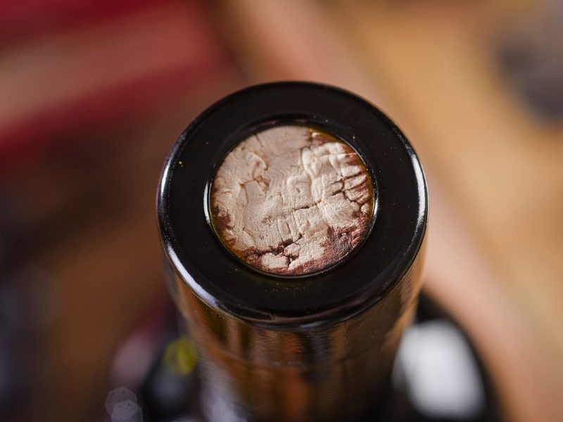 What is a cork made of Sraml