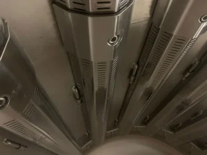 Drain channels on hinges are of great help for the winemaker when washing them.
