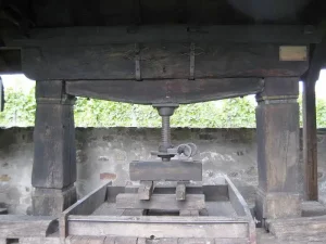 Horizontal wine press (image By Chris Lake - Flickr: ancient wine press, CC BY 2.0)