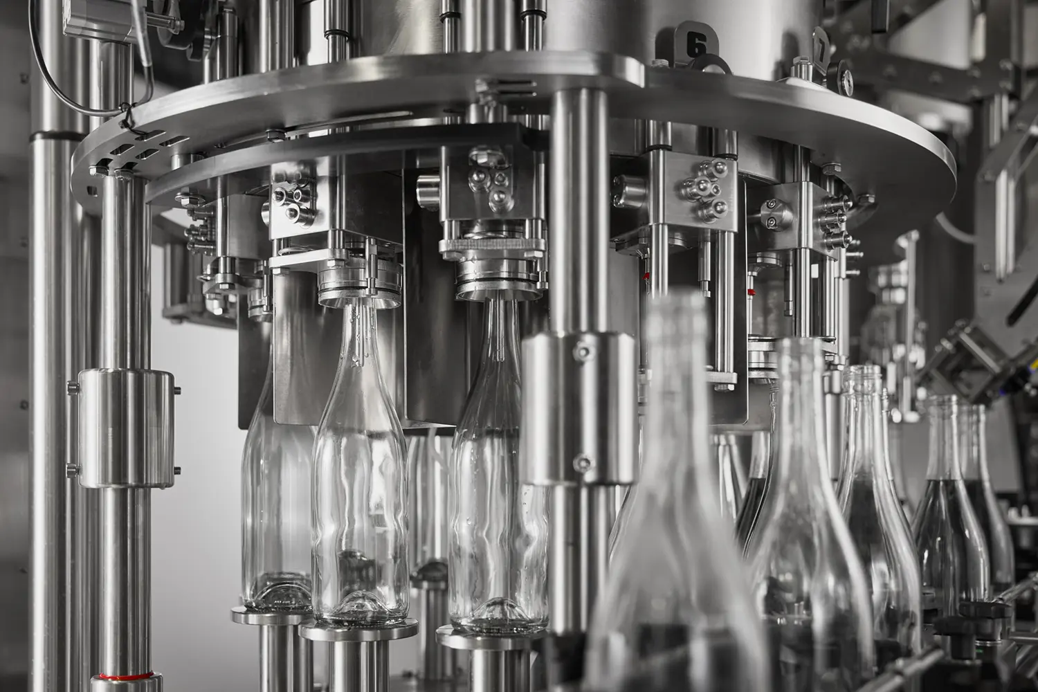 Sraml - bottle filling in action 2
